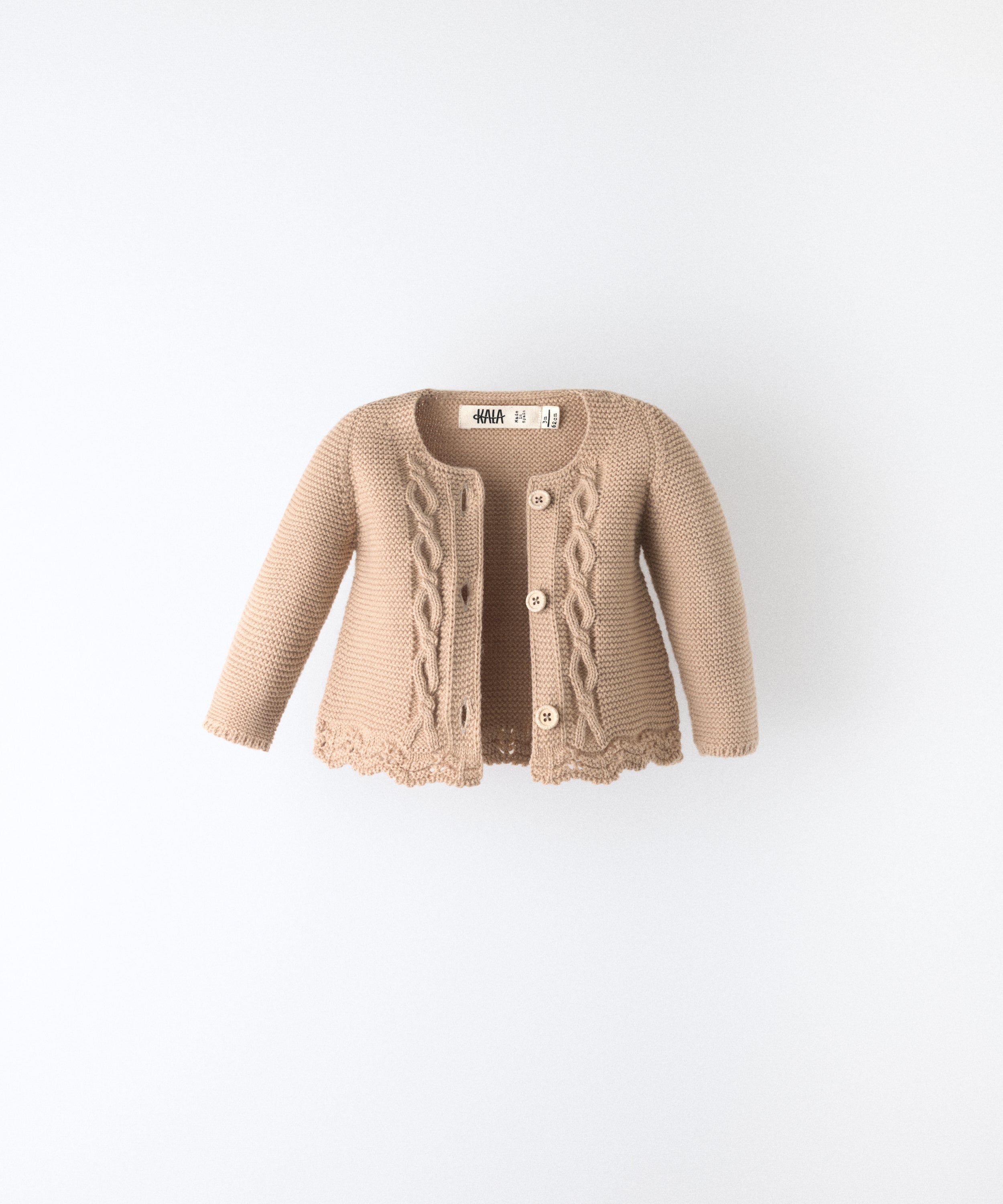 La chaqueta Jolly de punto en color beige con trenza en relieve en delantero.