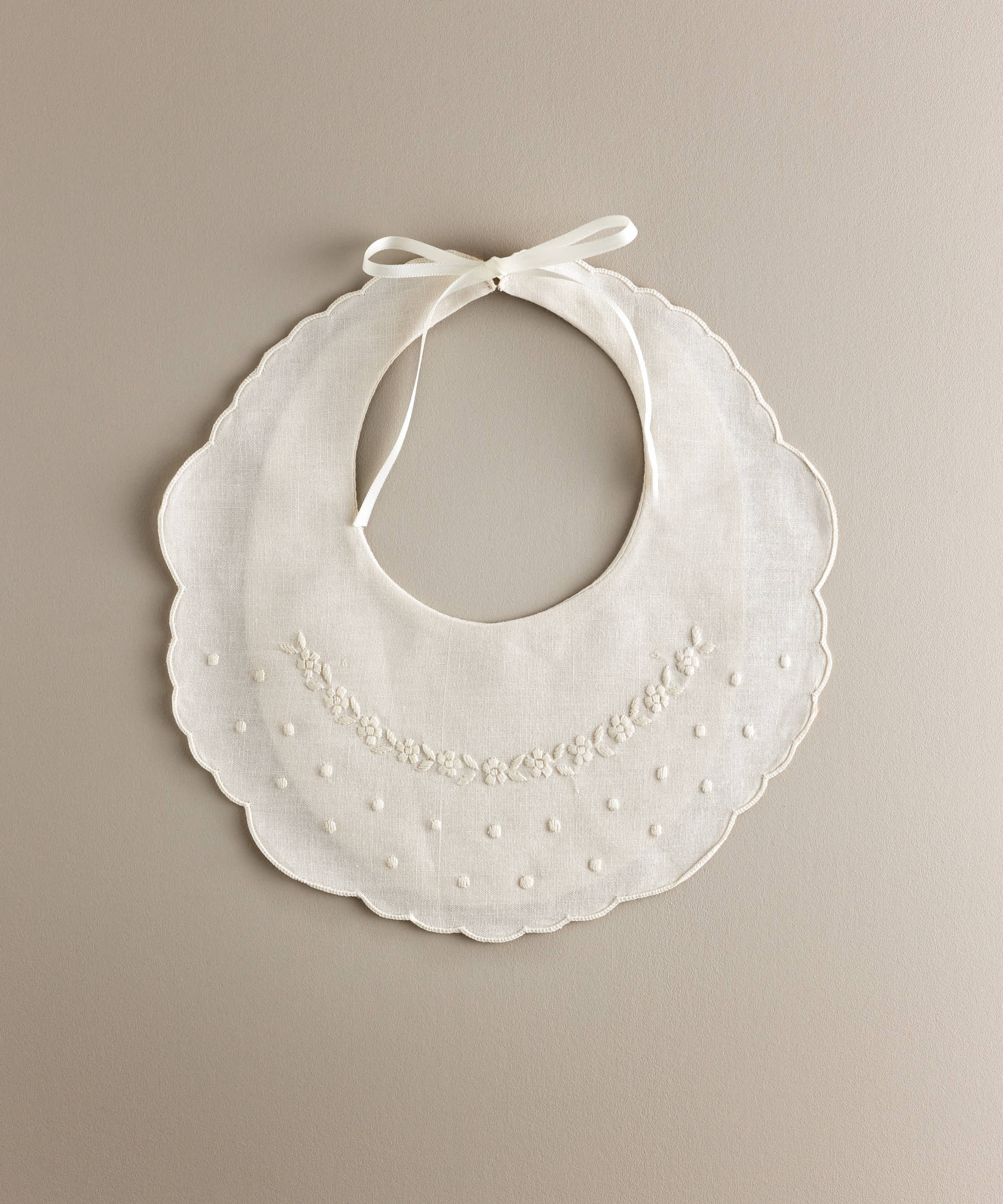 Babero bebé lino bordado flores blanco con bodoques.Ref.114E
