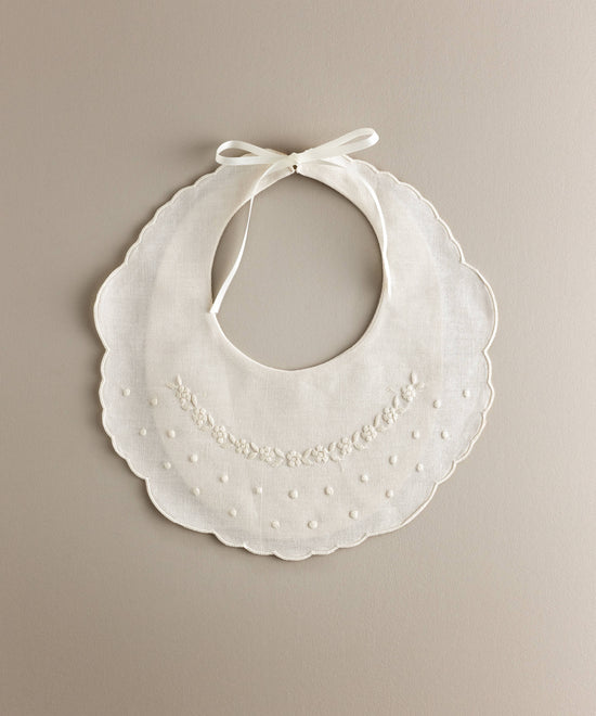 Babero bebé lino bordado flores blanco con bodoques.Ref.114E