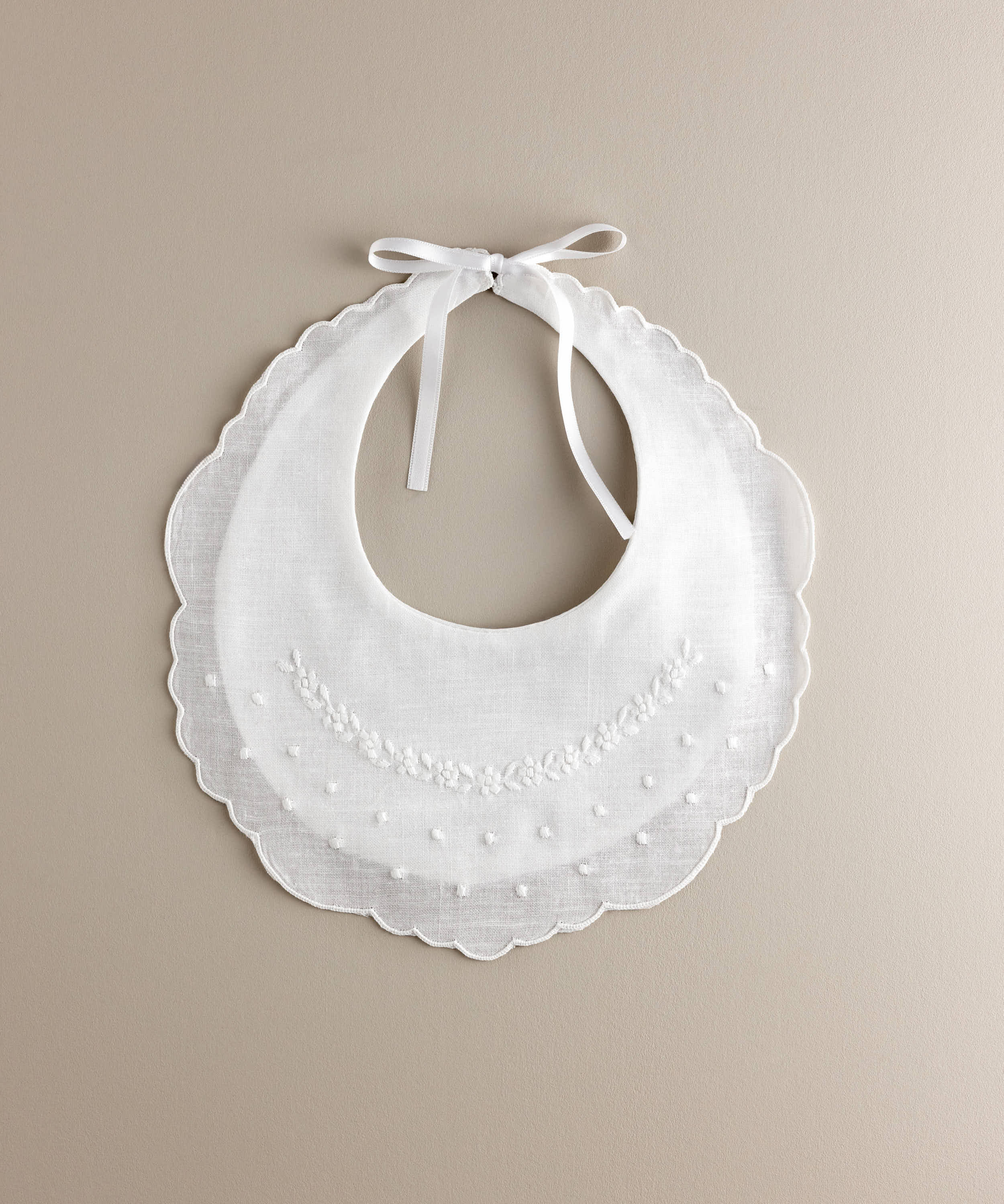 Babero bebé lino bordado flores blanco con bodoques.Ref.114W