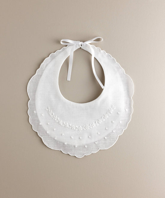 Babero bebé lino bordado flores blanco con bodoques.Ref.114W