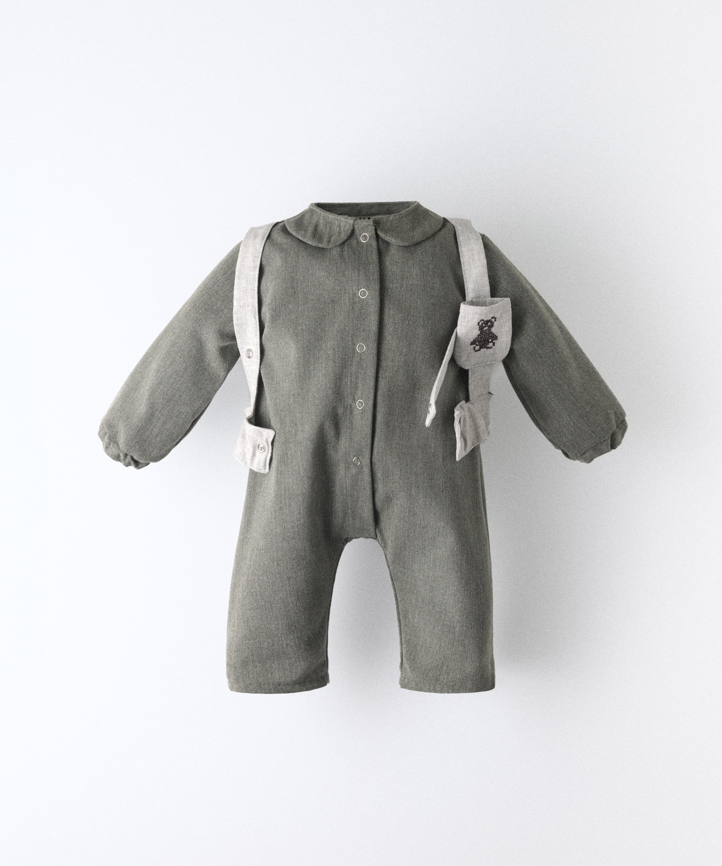 El Jumpsuit Snook verde khaki en manga larga para bebé con arnés abierto. Cierre del Jumpsuit y del arnés con botones automáticos. Confeccionado en sarga denim verde khaki con arnés en gris claro. Diseño y atemporalidad para tu bebé. www.kala.es