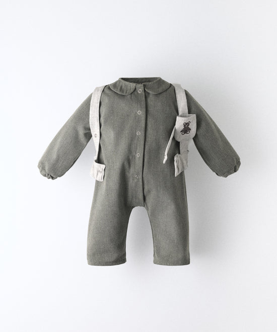 El Jumpsuit Snook verde khaki en manga larga para bebé con arnés abierto. Cierre del Jumpsuit y del arnés con botones automáticos. Confeccionado en sarga denim verde khaki con arnés en gris claro. Diseño y atemporalidad para tu bebé. www.kala.es