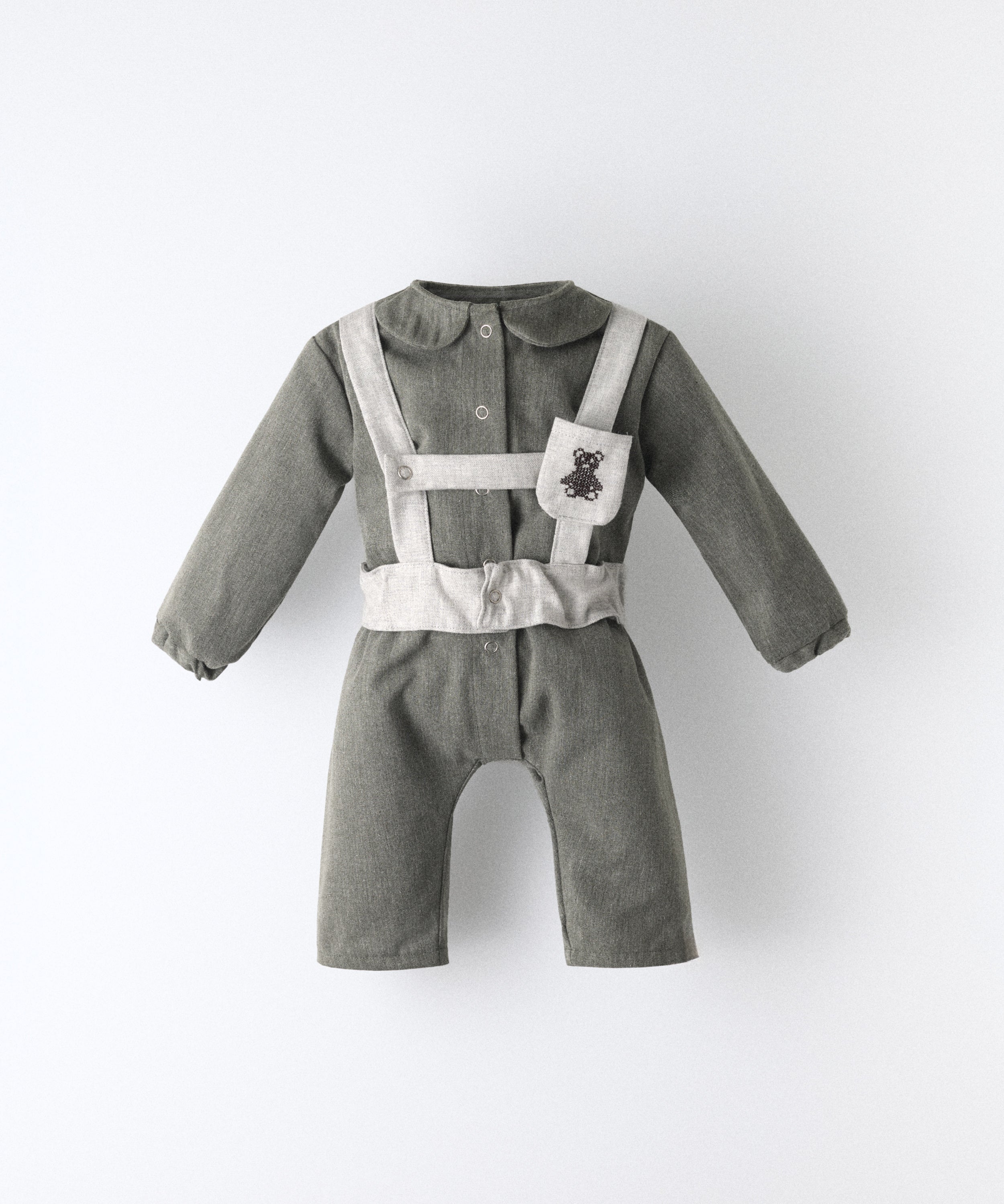 El Jumpsuit Snook verde khaki en manga larga para bebé con arnés cerrado. Cierre del Jumpsuit y del arnés con botones automáticos. Confeccionado en sarga denim verde khaki con arnés en gris claro. Diseño y atemporalidad para tu bebé. Pensado para acompañar el crecimiento con comodidad y carácter. www.kala.es