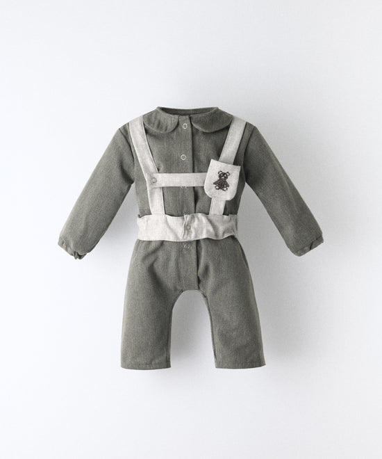 El Jumpsuit Snook verde khaki en manga larga para bebé con arnés cerrado. Cierre del Jumpsuit y del arnés con botones automáticos. Confeccionado en sarga denim verde khaki con arnés en gris claro. Diseño y atemporalidad para tu bebé. Pensado para acompañar el crecimiento con comodidad y carácter. www.kala.es