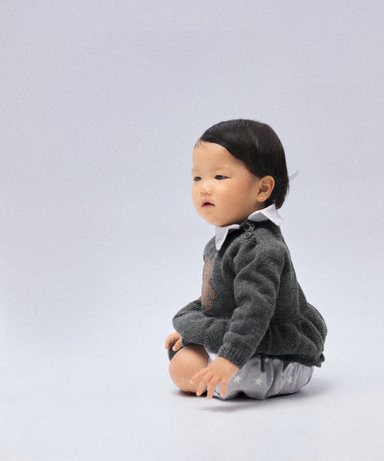 Modelo bebé llevando El Conjunto Bloomer Star. Diseño, autenticidad y artesanía para tu bebé. www.kala.es