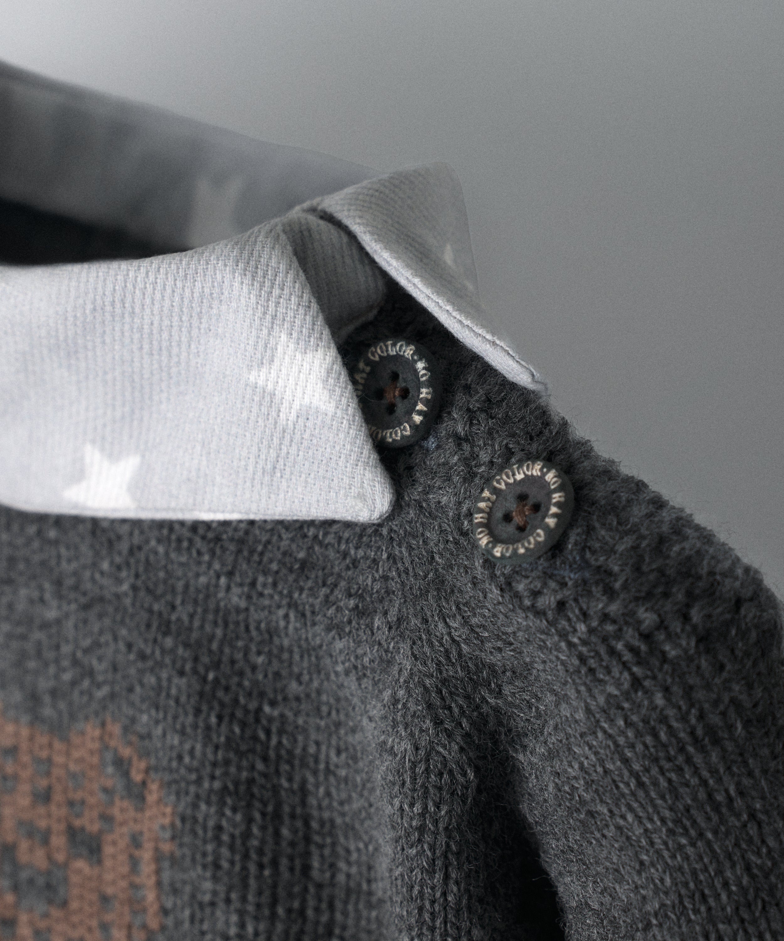 Detalle de cuello de el conjunto Bloomer star. Cierre en hombro con botones al tono de OEKO TEX. www.kala.es