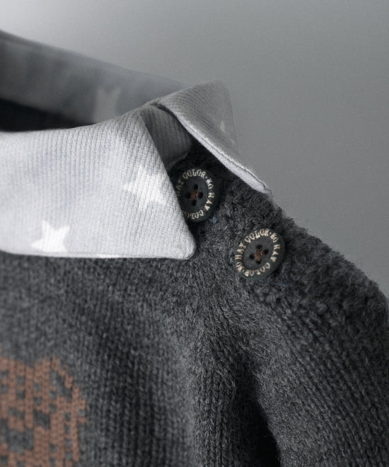 Detalle de cuello de el conjunto Bloomer star. Cierre en hombro con botones al tono de OEKO TEX. www.kala.es