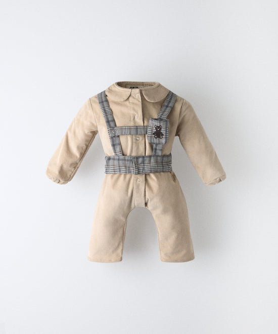 Jumpsuit bebé beige de pana BCI con arnés GRS, cuello estructurado y logo bordado Kala.
