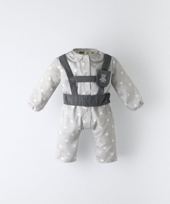 Jumpsuit bebé de piqué con estampado de estrellas y arnés en sarga denim GRS, diseño Kala.
