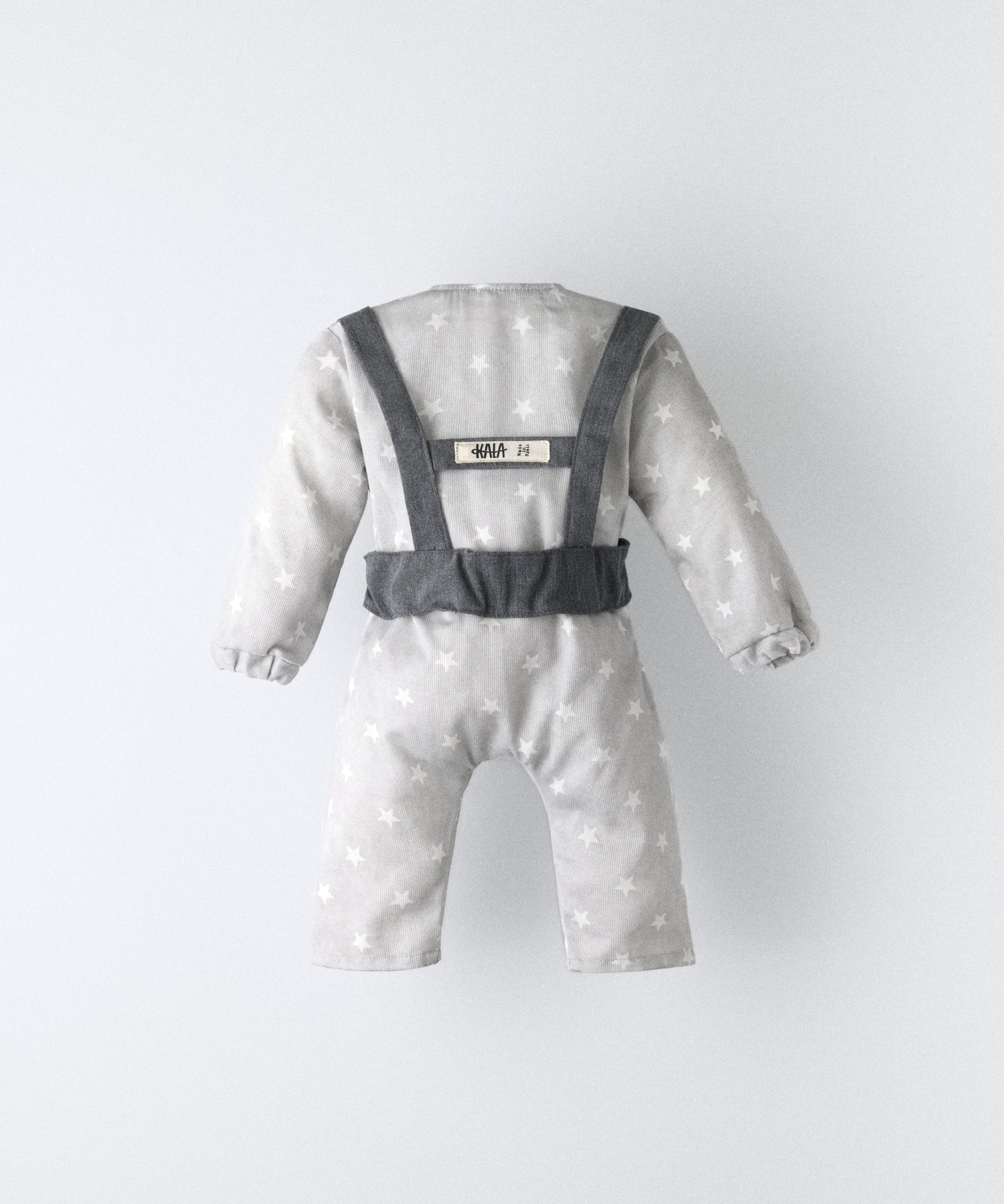 Vista trasera del jumpsuit bebé con estampado de estrellas y arnés elástico GRS.