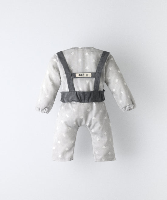 Vista trasera del jumpsuit bebé con estampado de estrellas y arnés elástico GRS.