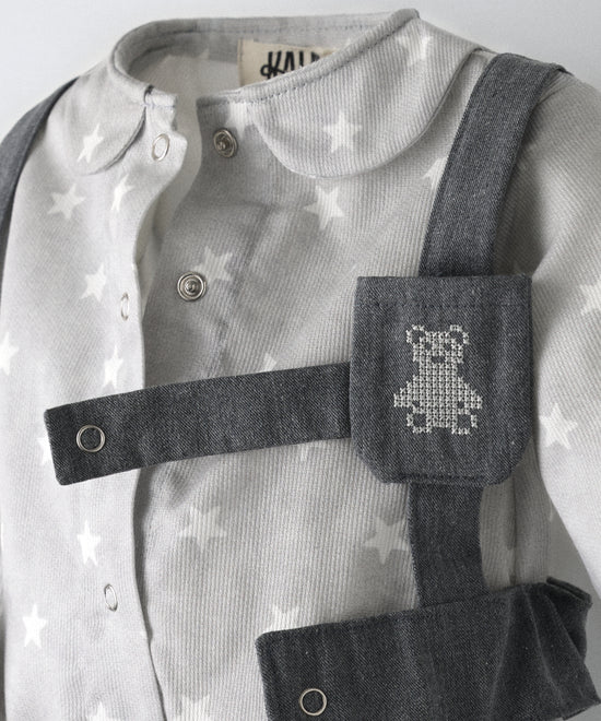 Detalle del arnés en denim GRS con bolsillo para chupete y logo bordado Kala.