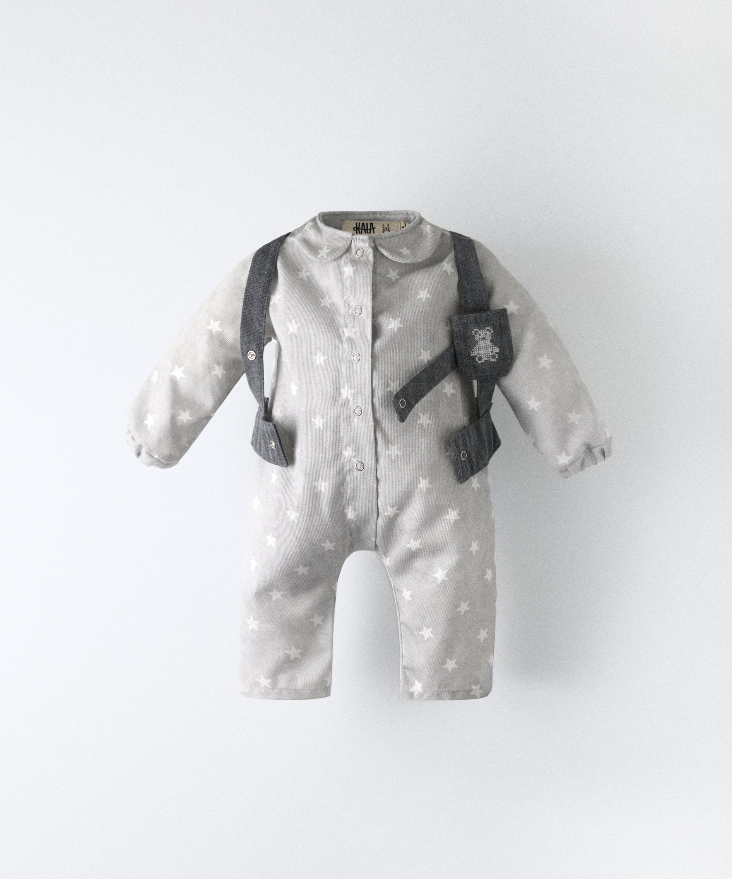 Jumpsuit bebé de piqué con estampado de estrellas y arnés abierto en sarga denim GRS, diseño Kala.