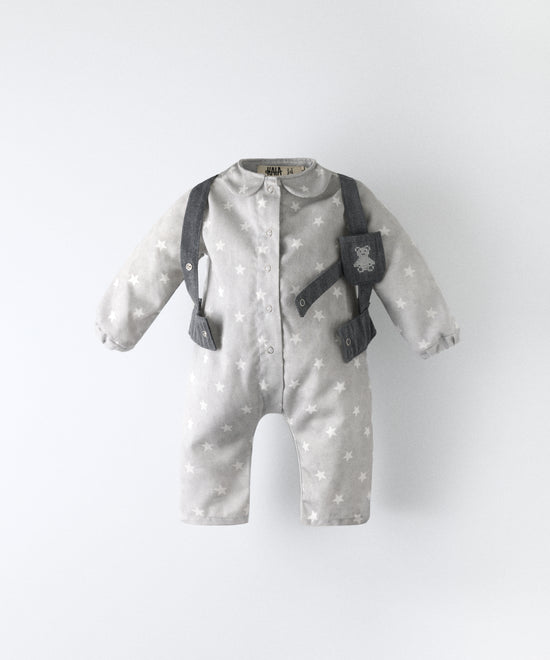 Jumpsuit bebé de piqué con estampado de estrellas y arnés abierto en sarga denim GRS, diseño Kala.