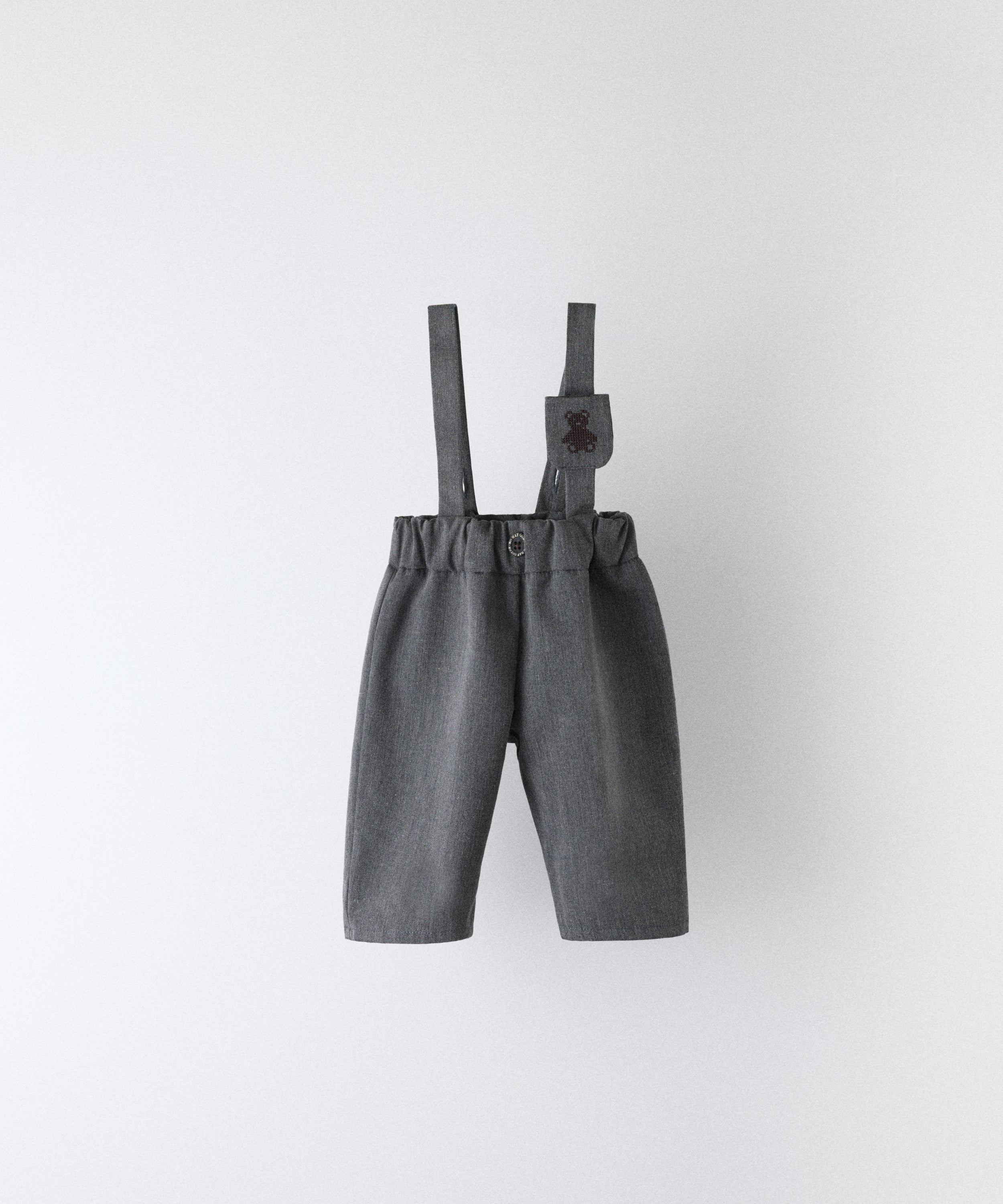 Pantalón bebé gris azulado en sarga denim GRS con tirantes ajustables y bolsillo para chupete Kala.