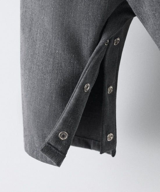 Textura de la sarga denim GRS gris azulado y acabados artesanales del pantalón Kala.