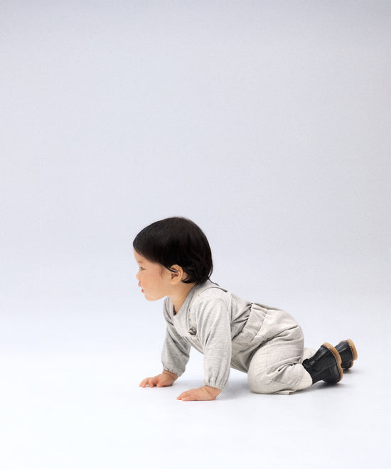 Pantalón Miller gris claro Kala, diseño artesanal en sarga BCI de alta calidad.