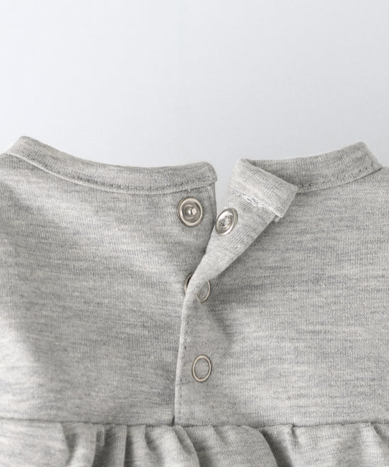 Detalle apertura espalda con cierre automáticos. Practicidad en el body Liberty en manga larga y color gris claro. Confeccionado en punto 97 % algodón orgánico + 3 % elastano, certificado GOTS. Suavidad y cuidado de la piel para tu bebé. www.kala.es