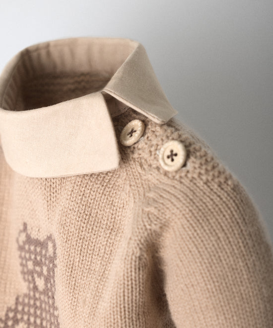 Detalle de cuello abierto lateral y cierre en hombro con botones reciclados OEKO TEX. El Conjunto Bloomer www.kala.es