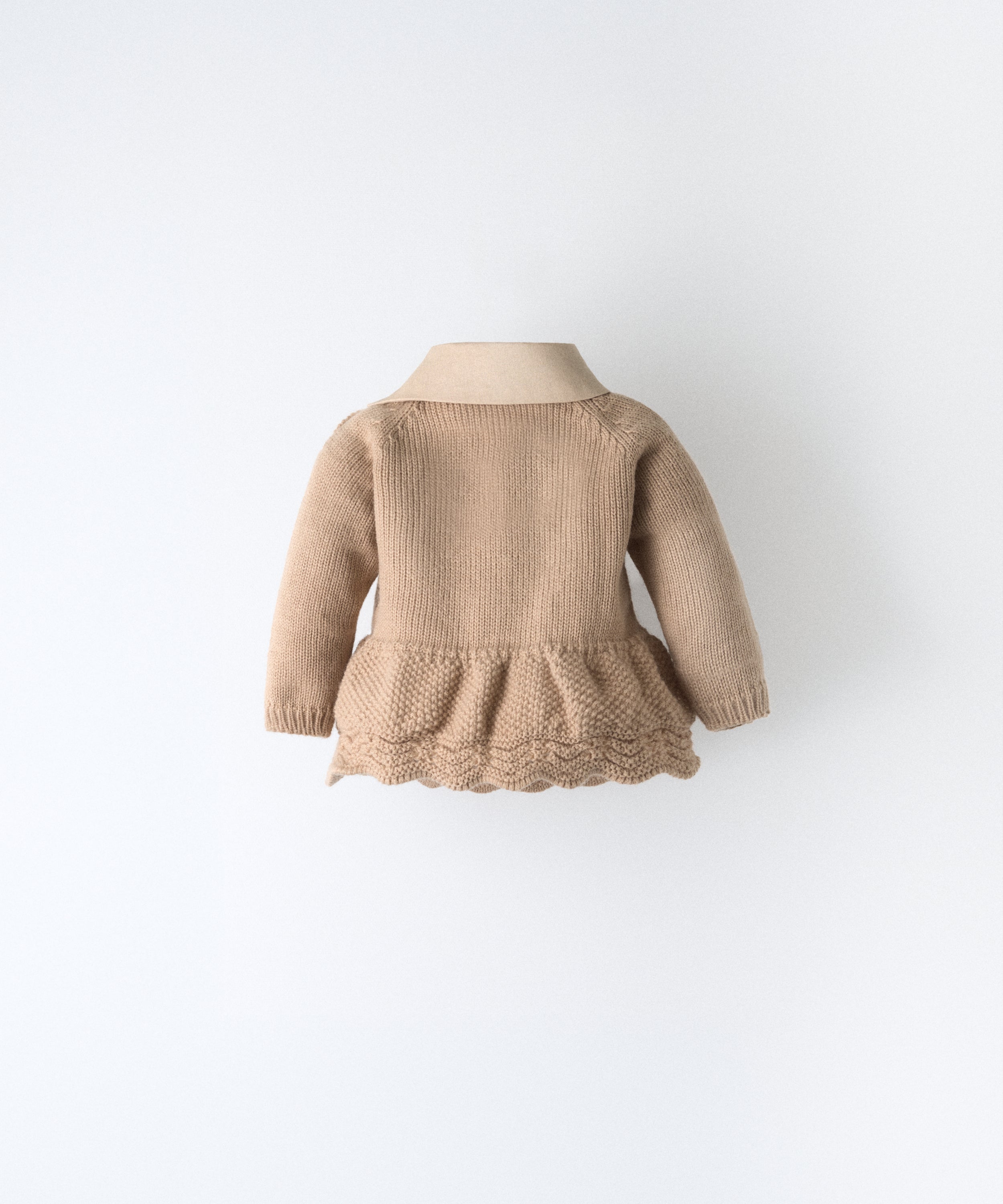 Espalda del vestido del conjunto Bloomer donde se aprecia el punto acrílico con punto de arroz y vuelo la parte de abajo. Cuello en sarga de algodón orgánico certificado GOTS. 