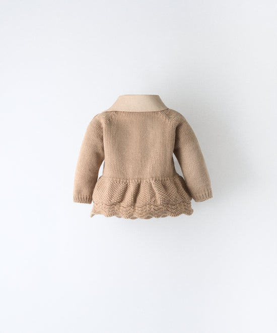 Espalda del vestido del conjunto Bloomer donde se aprecia el punto acrílico con punto de arroz y vuelo la parte de abajo. Cuello en sarga de algodón orgánico certificado GOTS. 