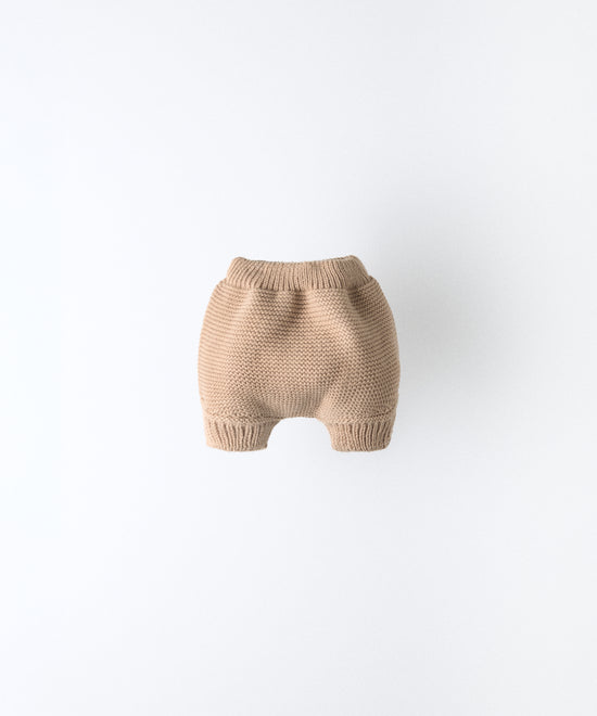 El pantalón de punto beige que compone El Conjunto Strutt es muy versátil. Comodidad y suavidad para la piel de tu bebé. www.kala.es