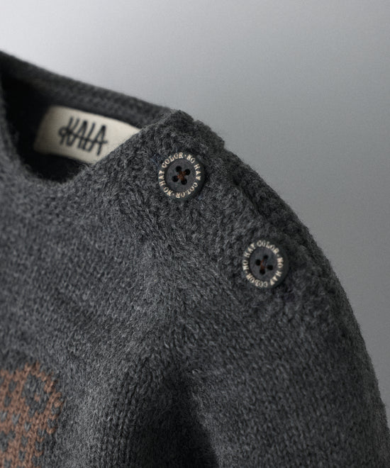 Detalle de abertura y cierre en hombro del jersey del Conjunto Strutt gris oscuro. Botones OEKO TEX al tono. Facilidad para vestir a los más pequeños. www.kala.es