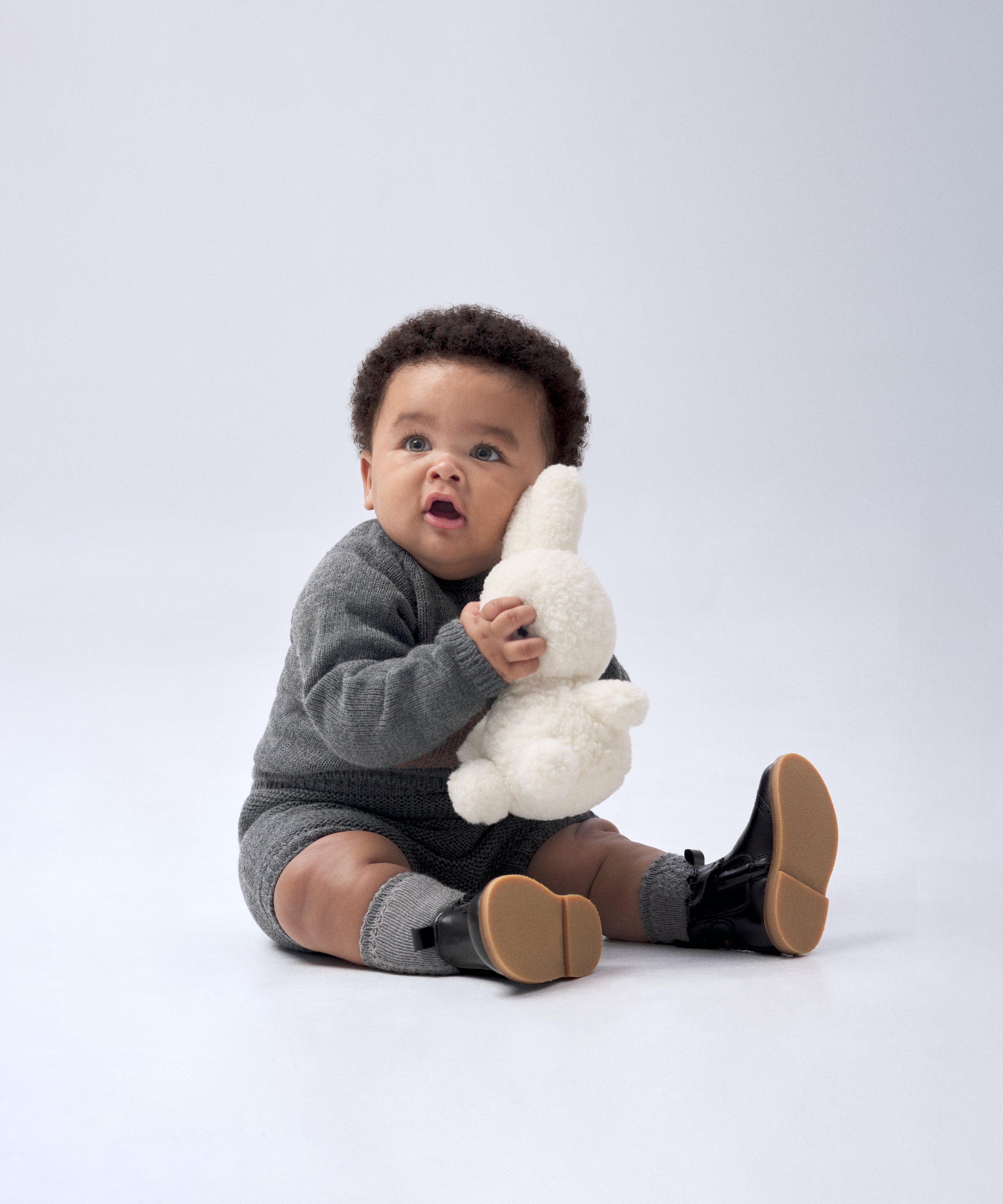 Un modelo bebé de kala vestido con El Conjunto Strutt gris oscuro. Una fórmula que eleva lo cotidiano desde los primeros pasos. www.kala.es