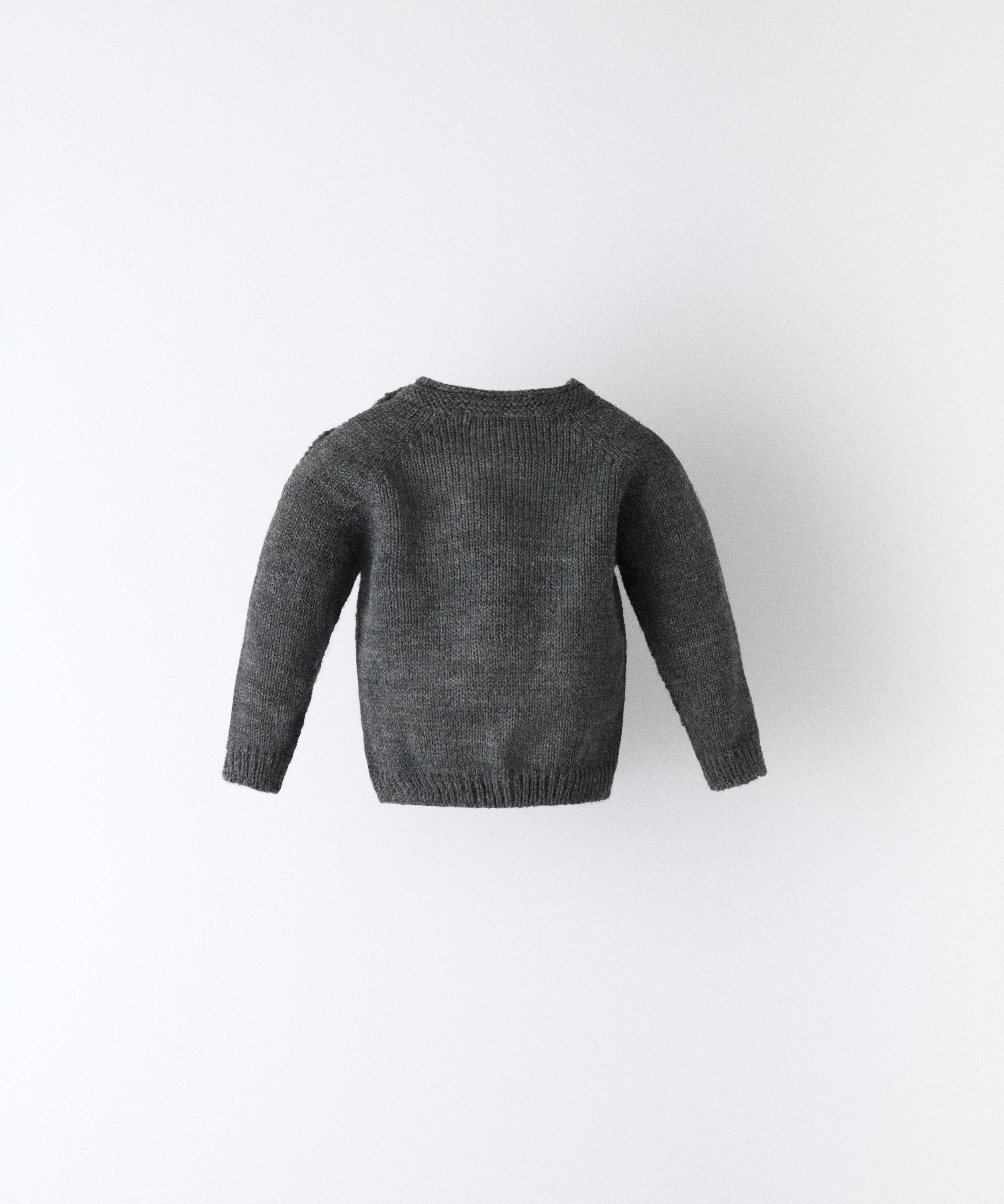 Espalda del Jersey gris oscuro del Conjunto Strutt. En gomado en puños y cintura. Suave y funcional para tu bebé. www.kala.es