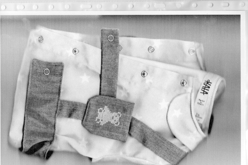 El Jumpsuit Snook Stars doblado en B/N dispuesto como archivo.