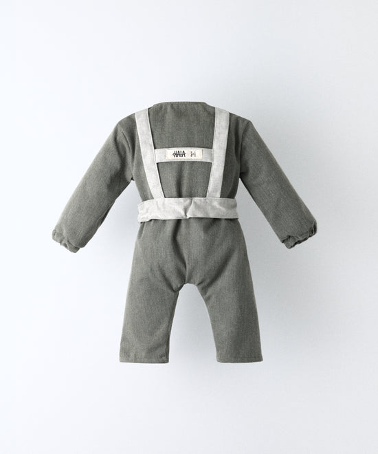 Espalda del Jumpsuit Snook verde khaki. Arnés gris claro con etiqueta visible de Kala. Diseño y atemporalidad para tu bebé. Pensado para acompañar el crecimiento con comodidad y carácter. www.kala.es