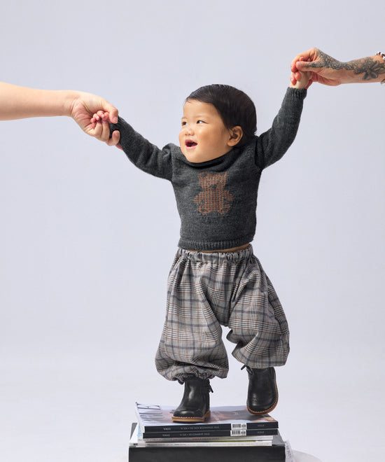 Nuestra modelo bebé llevando con gran estilo El Pantalón Balloon Bloom, confort y elegancia de la mano. www.kala.es