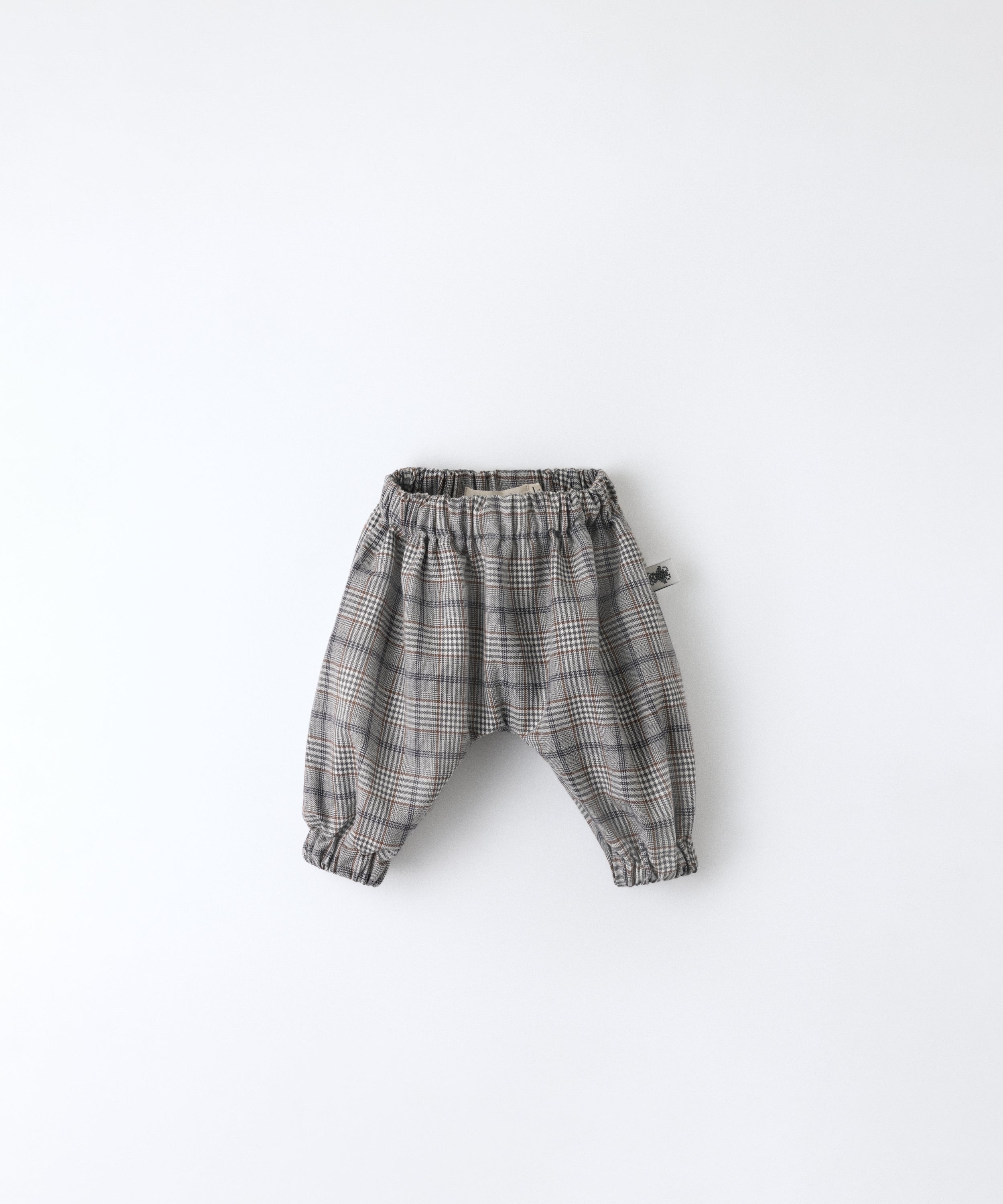 Delantero de El Pantalón Balloon Bloom. Una prenda para tu bebé que potencia su movimiento y destaca sin querer pretenderlo. www.kala.es