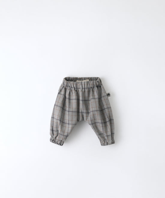 Delantero de El Pantalón Balloon Bloom. Una prenda para tu bebé que potencia su movimiento y destaca sin querer pretenderlo. www.kala.es