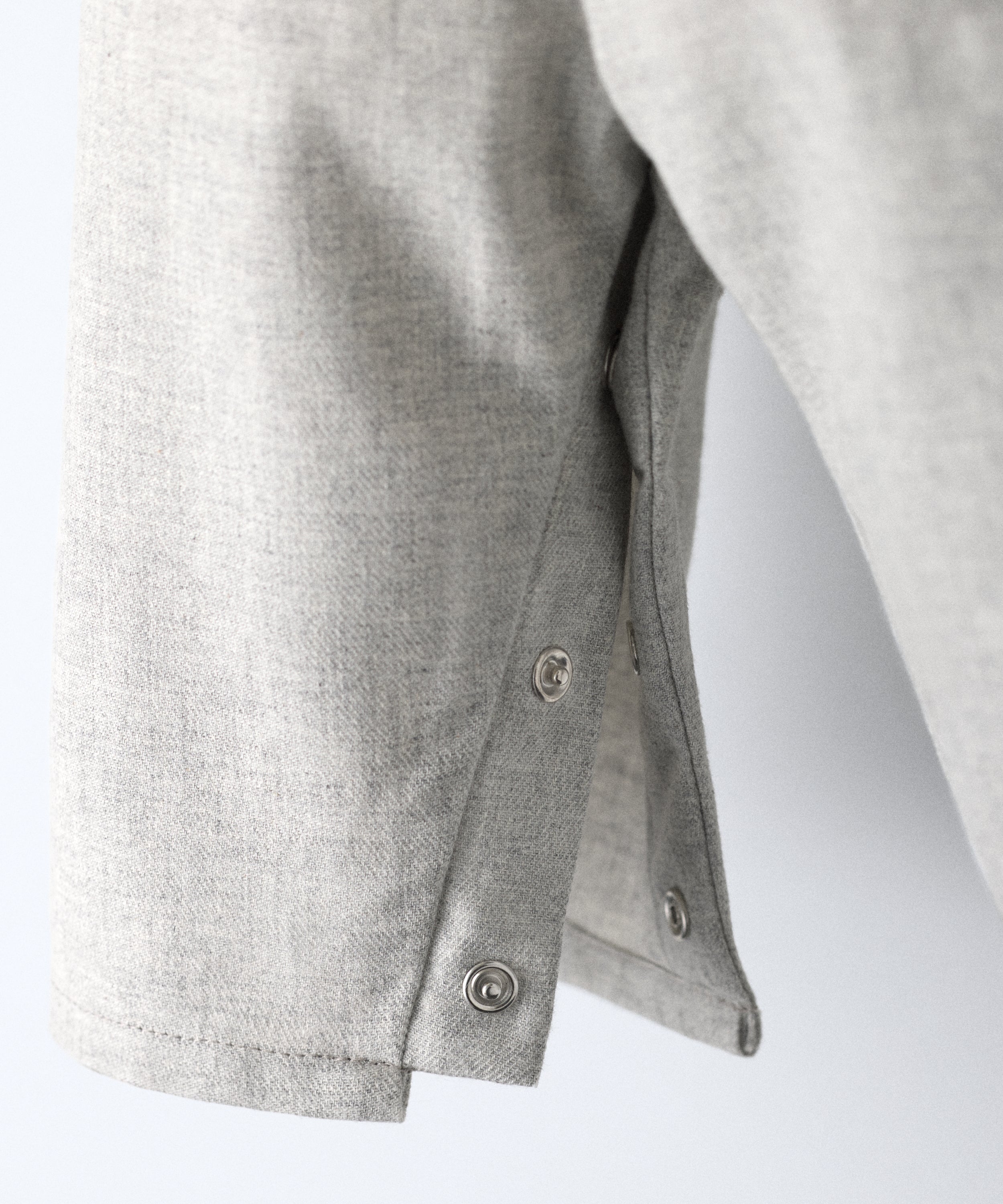Detalle apertura entrepierna con cierres automáticos del Pantalón Miller gris claro confeccionado con 100 % algodón BCI. Tirantes ajustables con botón OEKO TEX al contraste. Diseño y versatilidad para tu bebé. www.kala.es