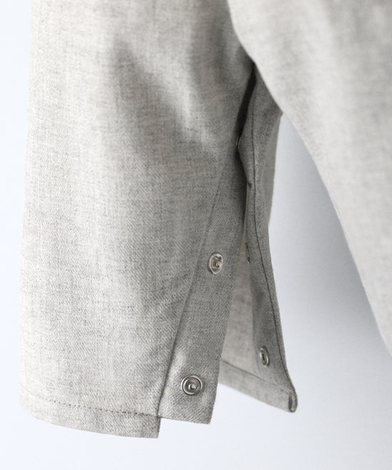 Detalle apertura entrepierna con cierres automáticos del Pantalón Miller gris claro confeccionado con 100 % algodón BCI. Tirantes ajustables con botón OEKO TEX al contraste. Diseño y versatilidad para tu bebé. www.kala.es