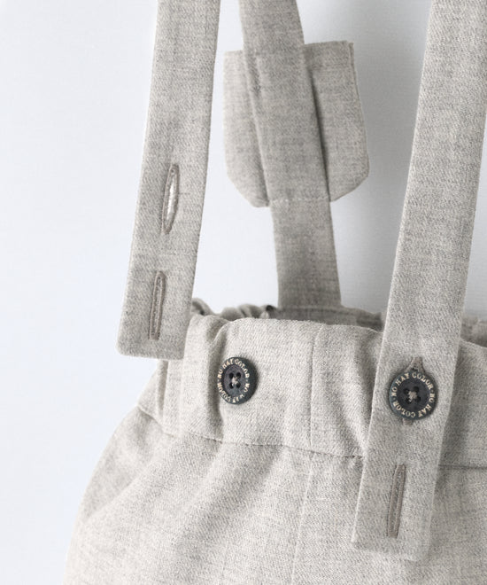 Detalle tirantes ajustables con botón OEKO TEX al contraste del Pantalón Miller gris claro. Diseño y versatilidad para tu bebé. www.kala.es