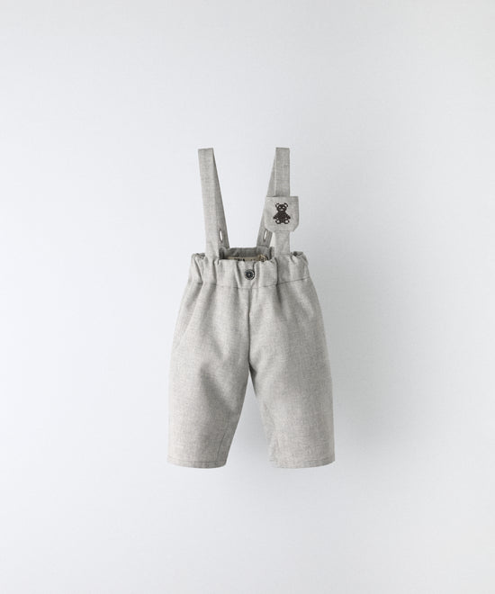 El Pantalón Miller gris claro con tirantes ajustables para usar rectos o cruzados, acompañando el crecimiento.
Cintura elástica para un ajuste cómodo y flexible. Detalle de bolsillo delantero con logo bordado al contraste. Una interpretación del confort y la durabilidad que eleva lo cotidiano desde la sencillez del patrón. www.kala.es