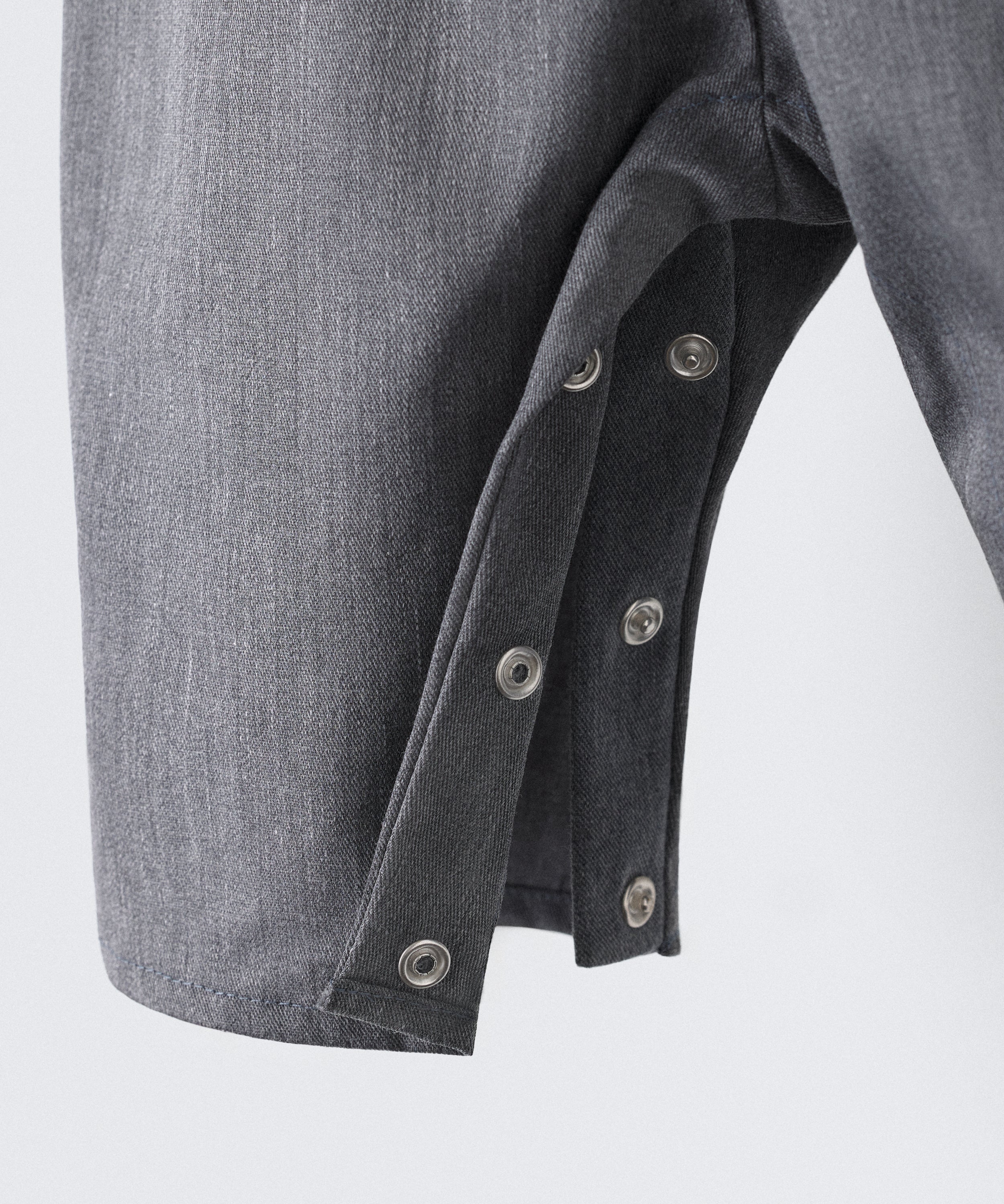 Detalle cierre de entrepierna mediante botones automáticos. El peto Land Baby en sarga denim vgris azulado es un diseño en globo, funcional y elegante para tu bebé. www.kala.es