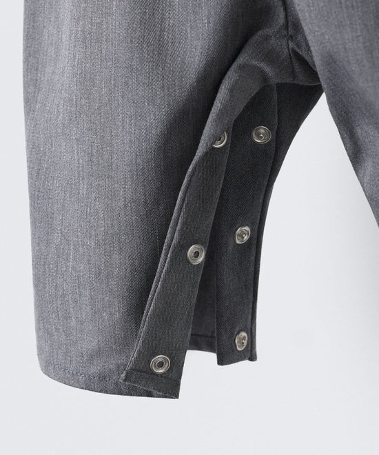 Detalle cierre de entrepierna mediante botones automáticos. El peto Land Baby en sarga denim vgris azulado es un diseño en globo, funcional y elegante para tu bebé. www.kala.es