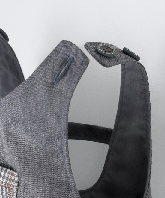 Detalle cierre de tirantes mediante botones OEKO TEX al tono. El peto Land Baby en sarga denim gris azulado es un diseño en globo, funcional y elegante para tu bebé. www.kala.es