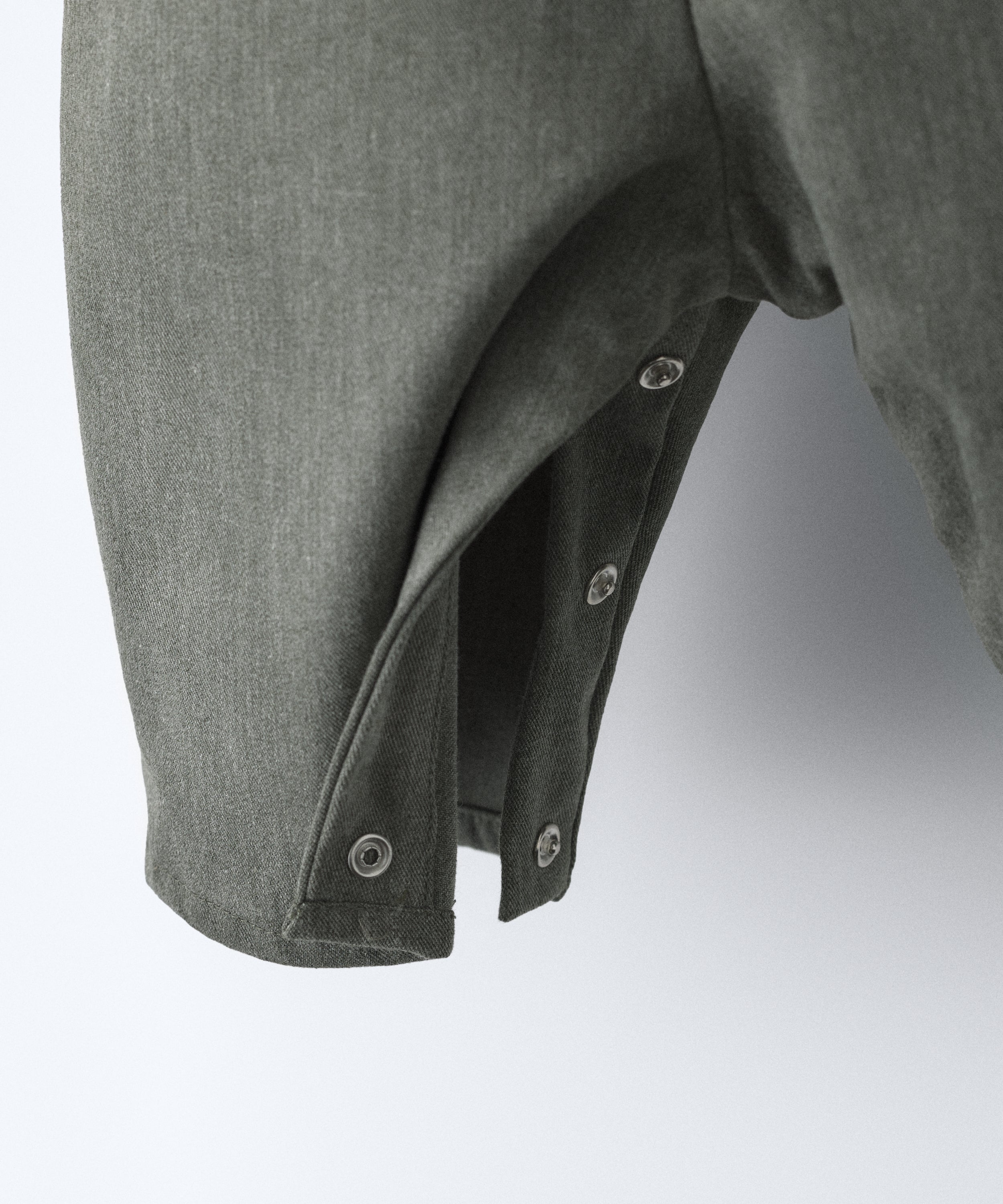 Detalle cierre de entrepierna mediante botones automáticos. El peto Land Baby en sarga denim verde khaki es un diseño en globo, funcional y elegante para tu bebé. www.kala.es