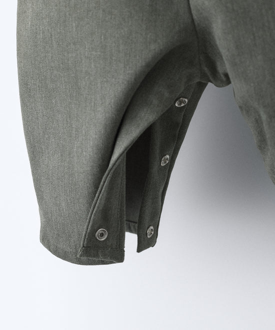 Detalle cierre de entrepierna mediante botones automáticos. El peto Land Baby en sarga denim verde khaki es un diseño en globo, funcional y elegante para tu bebé. www.kala.es