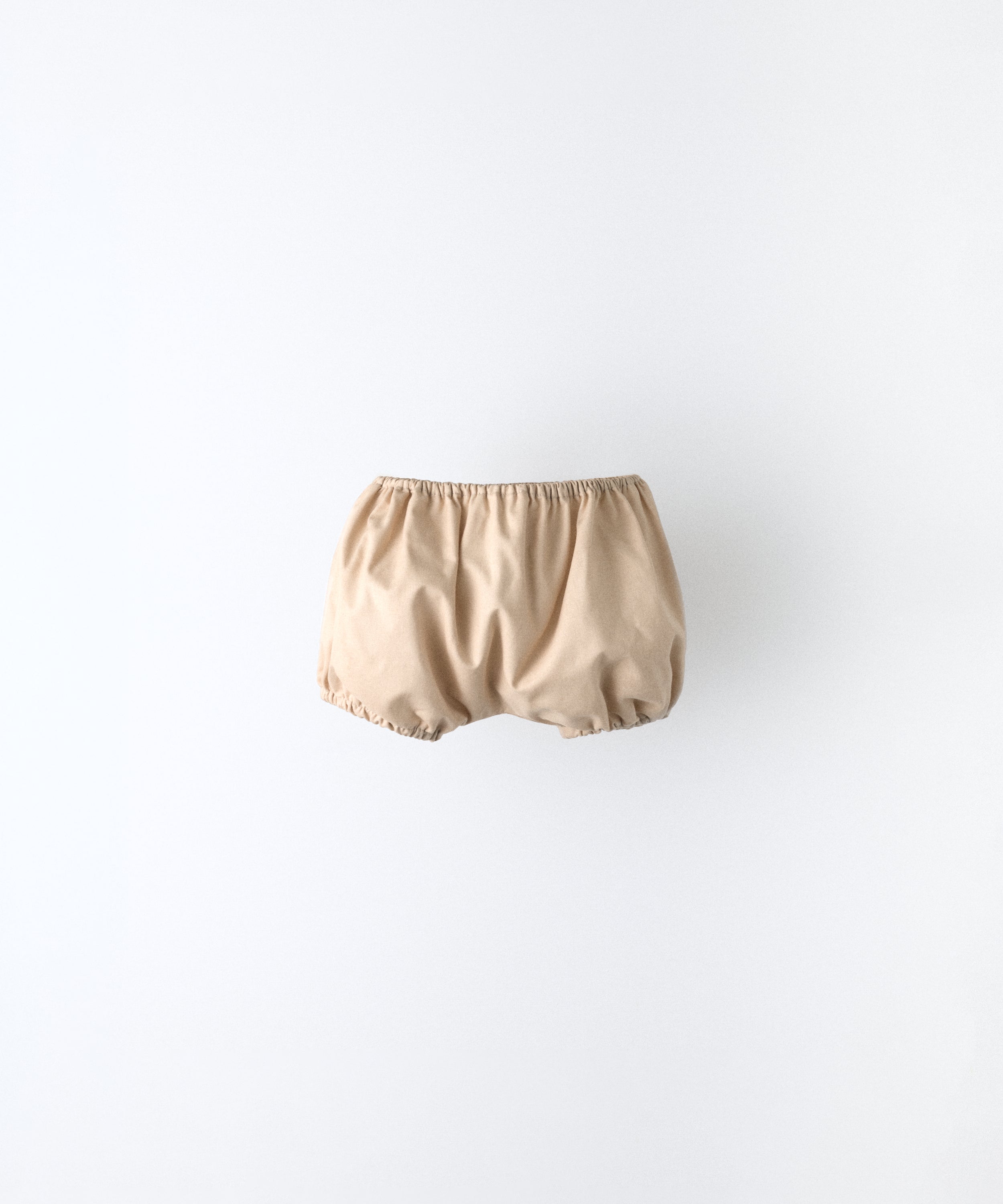 El Pantalón de bebé del conjunto Bloomer está confeccionado en algodón orgánico certificado GOTS; forro 100% algodón. www.kala.es