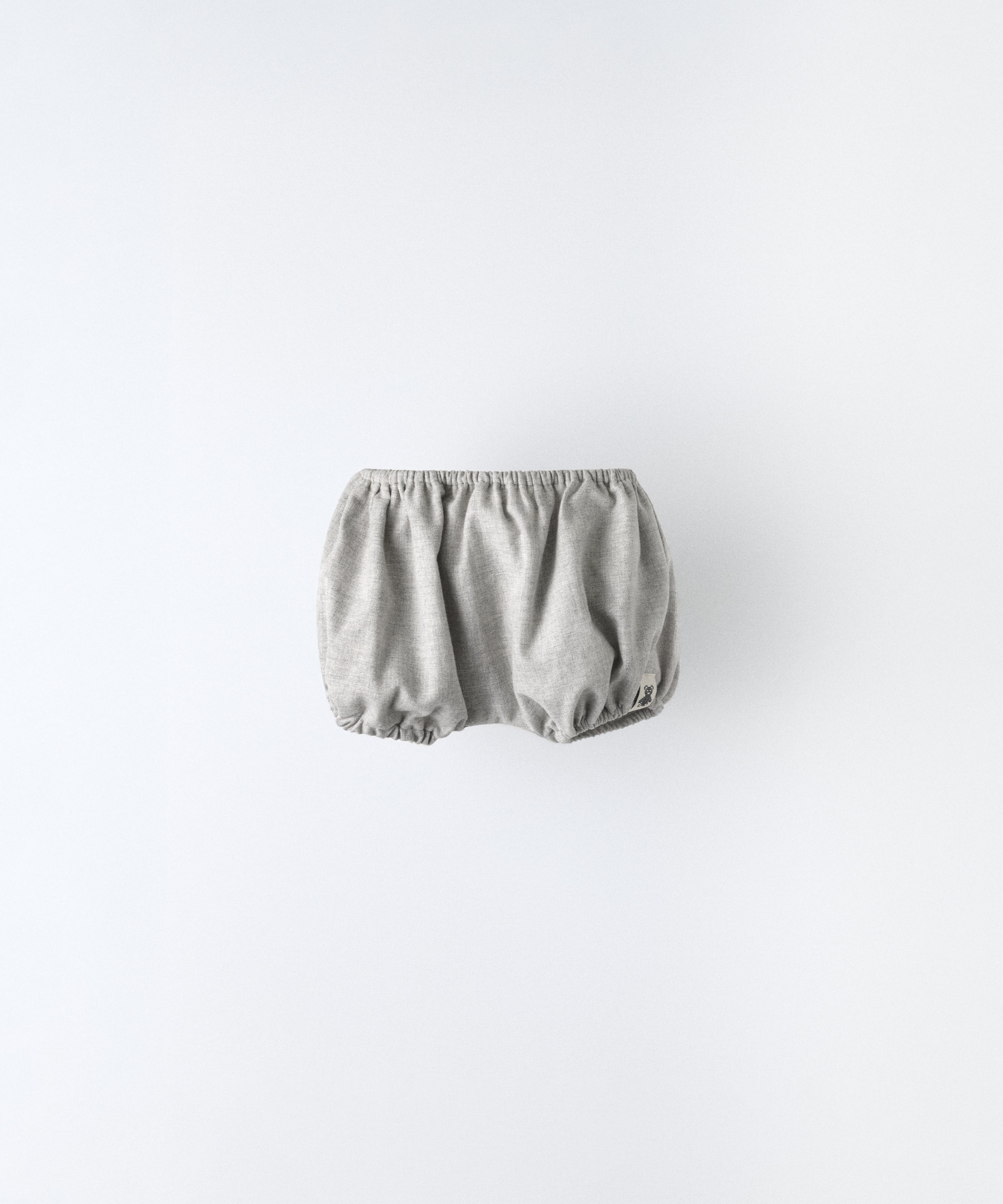 El pantalón Bloomer forma parte de nuestro conjunto. Confeccionado en sarga gris 100% algodón BCI; forro 100% algodón. Cuidado y comodidad para la piel de tu bebé. www.kala.es