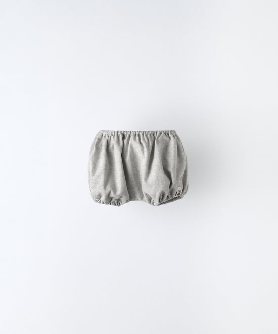 El pantalón Bloomer forma parte de nuestro conjunto. Confeccionado en sarga gris 100% algodón BCI; forro 100% algodón. Cuidado y comodidad para la piel de tu bebé. www.kala.es
