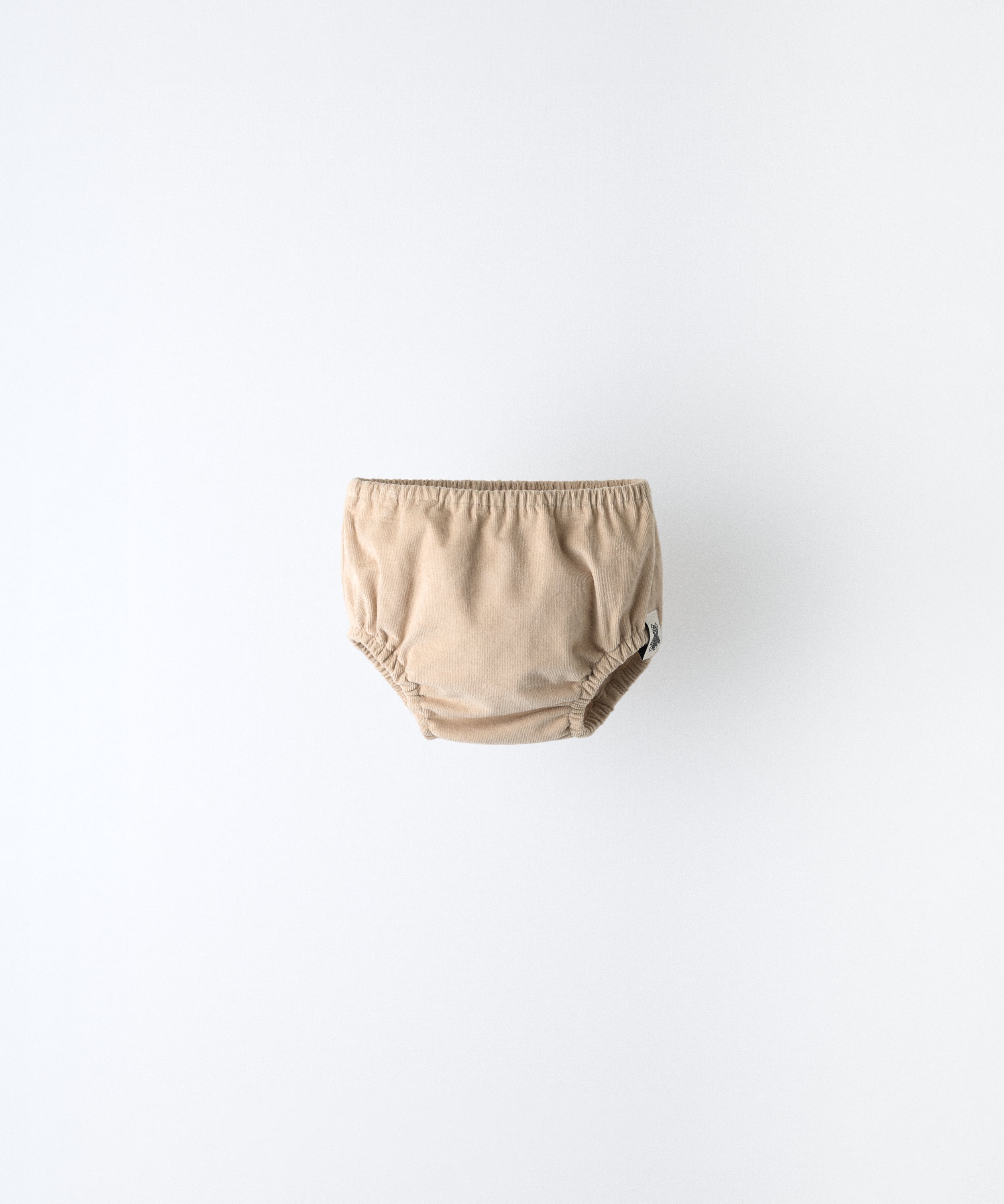 Cubrepañal del conjunto Harper en beige. Confeccionado en pana beige de algodón BCI (97 %) + 3 % elastano; forro 100 % algodón. Máximo confort para tu bebé. www.kala.es