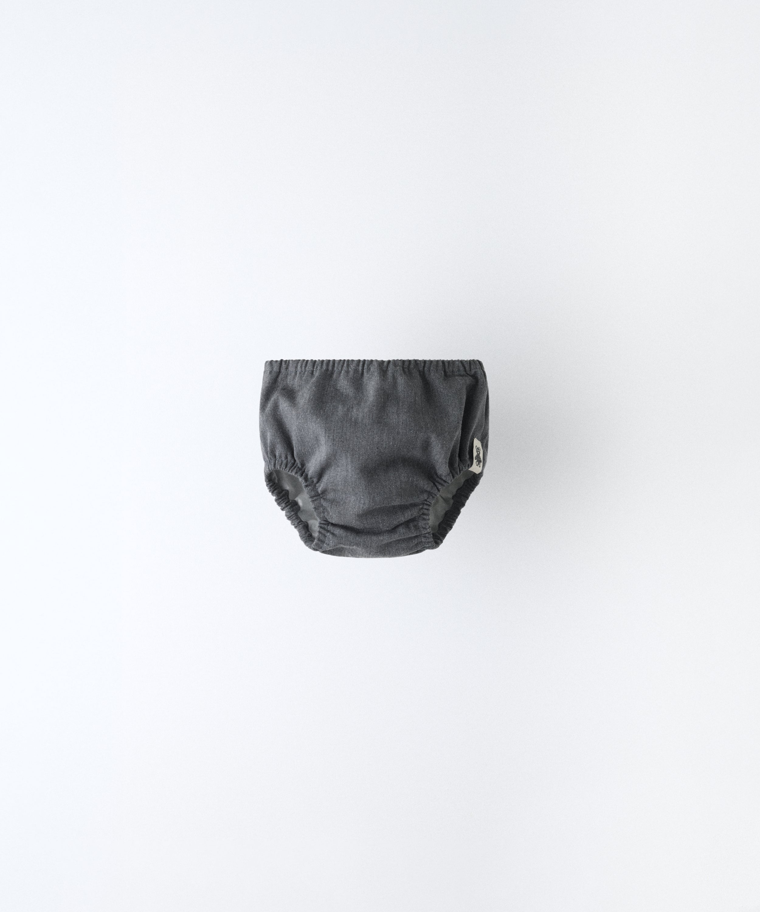 Cubrepañal del conjunto Harper en gris azulado. Confeccionado en sarga premium denim gris azulado PL reciclado GRS; forro 100 % algodón. Máximo confort para tu bebé. www.kala.es