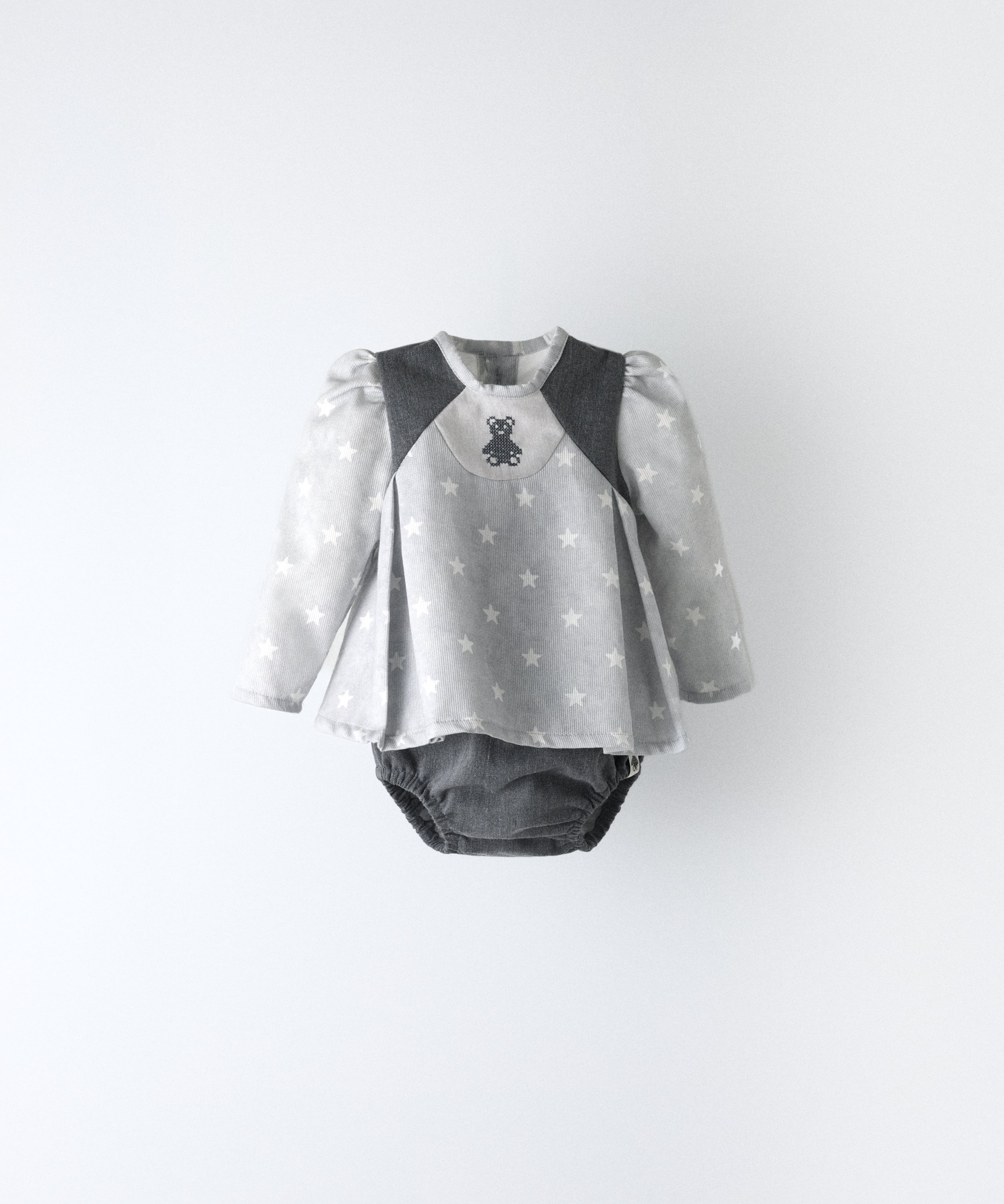 El Conjunto Harper 
Color: piqué de estrellas con contraste gris azulado
Piezas: 2 (blusón + cubrepañal) Estética y diseño premium infantil. www.kala.es